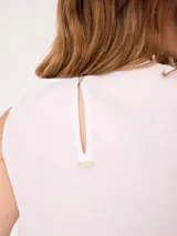 Musculosa de lino color verde claro, con cuello redondo y diseño holgado.