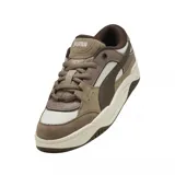 Zapatilla urbana Puma modelo 180, de estilo retro de skate. Combinación de colores negro, gris oscuro y blanco. Presenta capellada con capas superpuestas de gamuza y material sintético, y la icónica banda PUMA Formstrip en blanco.