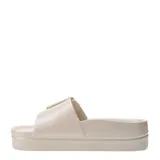 Sandalias tipo slide de plataforma, color negro, con diseño de pala ancha y hebilla decorativa grande en el empeine. Fabricadas en material sintético resistente al agua con suela texturizada.