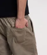 Bermuda masculina color beige, modelo baggy, hecha en sarga, con cintura elástica y cordón para ajuste.