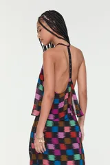 Top halter de viscosa con estampado geométrico multicolor sobre base negra.
