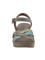 Sandalia con taco de 6cm y capellada multicolor con tiras cruzadas en tonos verde, beige y celeste. Cuenta con ajuste de hebilla y plantilla acolchada.