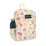 Mochila Jansport modelo Cross Town, color beige con estampado geométrico y abstracto en tonos verde, rosa, violeta y azul. Cuenta con un compartimento principal amplio, un bolsillo frontal con cierre, bolsillo lateral de red y parche con el logo de la marca en el frente.