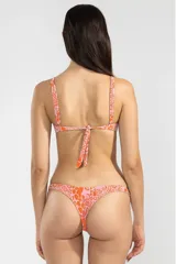 Conjunto de bikini con estampado animal print en tonos rosado y naranja. El corpiño es de estilo triángulo con breteles finos y la bombacha es de tiro bajo con corte en V.