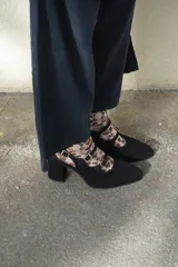 Zapatos de tacón tipo Mary Jane en gamuza color marrón, con doble tira con hebillas metálicas doradas sobre el empeine, punta cuadrada y taco bloque alto.