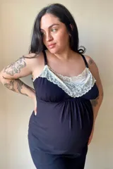 Camisón maternal de modal gris con detalle de puntilla blanca en el escote. Presenta breteles regulables con clip para lactancia y un diseño holgado pensado para la etapa de gestación.