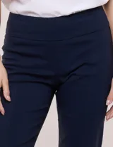 Pantalón de vestir negro con silueta recta y corte entallado, confeccionado en tejido elástico con nervadura central vertical. Cuenta con cintura ancha de soporte y panel de malla interna modeladora.