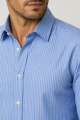 Camisa de algodón de manga larga con diseño de rayas verticales en tonos gris y blanco, cuello camisero clásico y cierre frontal con botones.