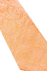 Corbata rosa con diseño floral y pañuelo de bolsillo a juego.