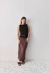 Top de tejido acanalado con cuello bote y calce al cuerpo, color blanco.