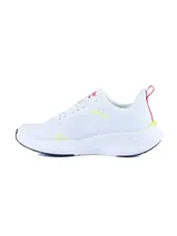 Championes deportivos Umbro modelo Boltalk, color negro con detalles en blanco. Presentan una capellada de malla transpirable con refuerzos sintéticos y una suela de goma blanca con amortiguación.