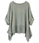 Blusa verde claro con diseño asimétrico, mangas tres cuartos con trabilla y botones, cuello redondo y detalle de rayas horizontales oscuras en el borde inferior.