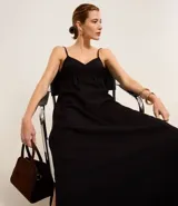 Vestido largo de corte evasé confeccionado en crepé color verde oliva. Presenta escote corazón, breteles finos ajustables, espalda con lastex y tajo lateral en el ruedo.