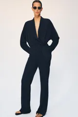 Pantalón de tiro alto confeccionado en mezcla de viscosa, con diseño de pierna recta y detalle de raya planchada frontal. Cuenta con cierre lateral mediante cremallera oculta.