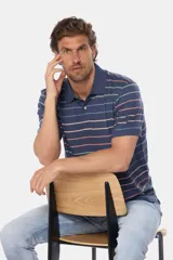 Remera polo azul marino con rayas horizontales de colores rosa, verde y celeste.