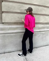 Remerón de algodón color fucsia, de corte oversize y manga corta.