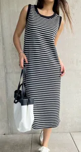 Vestido midi sin mangas a rayas horizontales blancas y negras, con cuello redondo y corte recto.