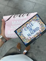 Remera celeste de corte recto con estampado en la espalda que incluye el texto "Itta Stars Tour" y una lista de ciudades: Ibiza, Madrid, Andorra, Barcelona y Formentera.