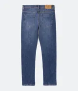 Pantalón de jean azul de corte slim, con bolsillos delanteros y traseros.