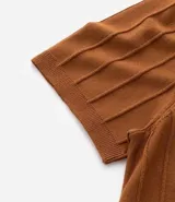 Remera de manga corta color beige, con cuello redondo y tejido texturizado acanalado.