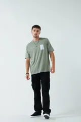 Pantalón cargo negro de fit regular, confeccionado en algodón con spandex, sin puños y con pasacinto.