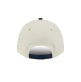Gorra New Era modelo 9FORTY de los Boston Red Sox, con diseño bicolor en beige y visera curva en azul marino. Cuenta con el logotipo bordado en relieve en el frente y el logo de la marca en el lateral.