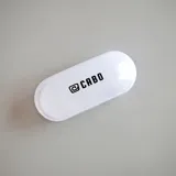 Lentes de sol verdes con forma de ojo de gato, fabricados con plástico reciclado.