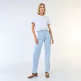 Jean de corte recto y tiro medio, confeccionado en denim de algodón color azul claro con lavado suave.