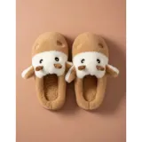 Pantuflas de peluche con diseño de vaca, confeccionadas en piel sintética suave. Cuentan con suela de goma antideslizante y diseño abierto en el talón.