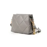 Cartera bandolera color gris de cuero sintético con diseño acolchado. Tiene correa regulable, cierre principal y dos compartimentos internos con bolsillos.