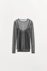 Camiseta de manga larga color beige, con cuello redondo y detalle de camiseta interior en el mismo tejido. Tiene un bajo asimétrico y corte slim fit.