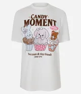 Remera de algodón color blanco de corte regular, con cuello redondo y mangas cortas. Presenta un estampado frontal multicolor con animales sobre cupcakes y el texto "Candy Moment".