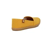 Zapatilla casual Moleca para mujer, tipo alpargata baja de color amarillo, con perforaciones en toda la capellada para mayor ventilación, suela texturizada tipo yute y detalle de aplique marrón con un corazón metálico en el talón.