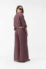 Pantalón negro de corte ancho y fluido, confeccionado en tejido ligero y cómodo, con cintura alta y diseño recto.