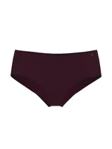 Panty estilo cheeky de tiro bajo, color bordó, confeccionada en microfibra ultrasuave con diseño sin costuras y acabado invisible bajo la ropa.