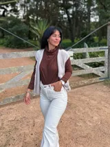 Polera de manga larga en color marrón, confeccionada en tejido suave con diseño de cuello caído o tipo polera holgada.