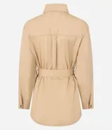 Campera trench coat color beige, con cuello inglés, manga larga, abotonado delantero, bolsillos con solapa y lazo en la cintura.