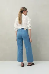 Pantalón jean ancho de tiro alto color azul oscuro, con bolsillos delanteros amplios y corte palazzo.