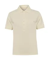 Remera polo de piqué color beige, de manga corta, con cuello camisero y cierre frontal con botones. Presenta un pequeño logo bordado en el pecho.