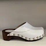 Suecos negros con base de madera de álamo blanco y capellada de cuero con textura de reptil.