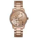 Reloj analógico Guess con caja y malla de acero inoxidable en tono oro rosa. La esfera presenta un diseño estampado con el logo de la marca, corazones y labios, rodeada por un bisel decorado con cristales brillantes.
