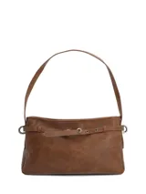 Cartera de hombro Hush Puppies color marrón caramelo, con tira ajustable frontal tipo cinto, argollas metálicas en los laterales y logo grabado en la parte inferior.