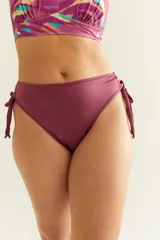 Bombacha de bikini tiro alto color marrón, lisa, con tiras regulables en los costados.