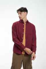 Camisa de manga larga color bordó confeccionada en tela simil paño 100% algodón. Tiene un bolsillo en el pecho, botones personalizados y calce clásico.