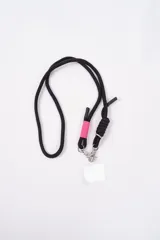 Correa para celular de cordón negro con detalles en rosa y negro, incluye gancho metálico y placa transparente para sujeción.