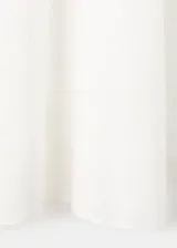 Vestido midi color blanco de lino, sin mangas, con escote cuadrado, corte en la cintura y falda evasé con bolsillos laterales.