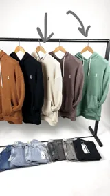 Canguro verde de tejido waffle con capucha, cordones blancos, bolsillo tipo canguro y logo bordado en blanco en el pecho.