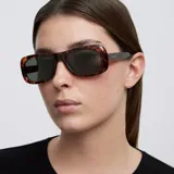 Lentes de sol con montura rectangular de perfil ancho en estampado carey y cristales oscuros polarizados.