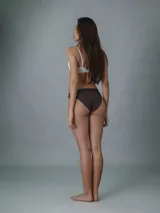 Bombacha clásica Calvin Klein de la colección Invisible Cotton, color marrón, con talle medio y bordes cortados a láser.