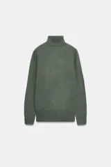Jersey de cuello alto confeccionado en lana 100%, de manga larga y diseño clásico con acabado de tacto suave.